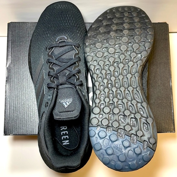 100% Textile Synthetics
Rubber
Lace-Up
Not Water Resistant - Picture 4 of 5